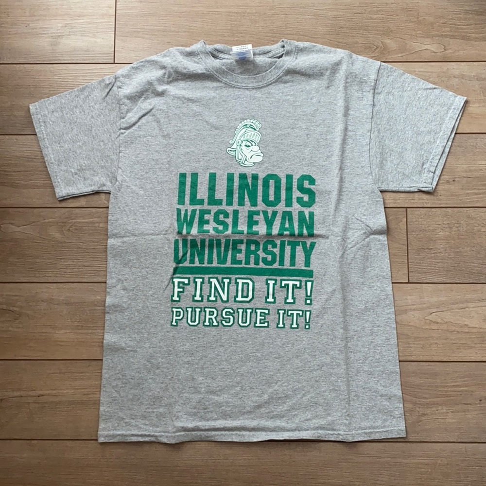 Illinois Wesleyan University Tshirt Medium